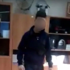 В Москве школьник избил учительницу и разгромил класс из-за наушников
